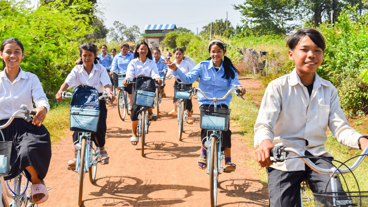 Kambodschanische Kinder auf dem Heimweg von der Schule