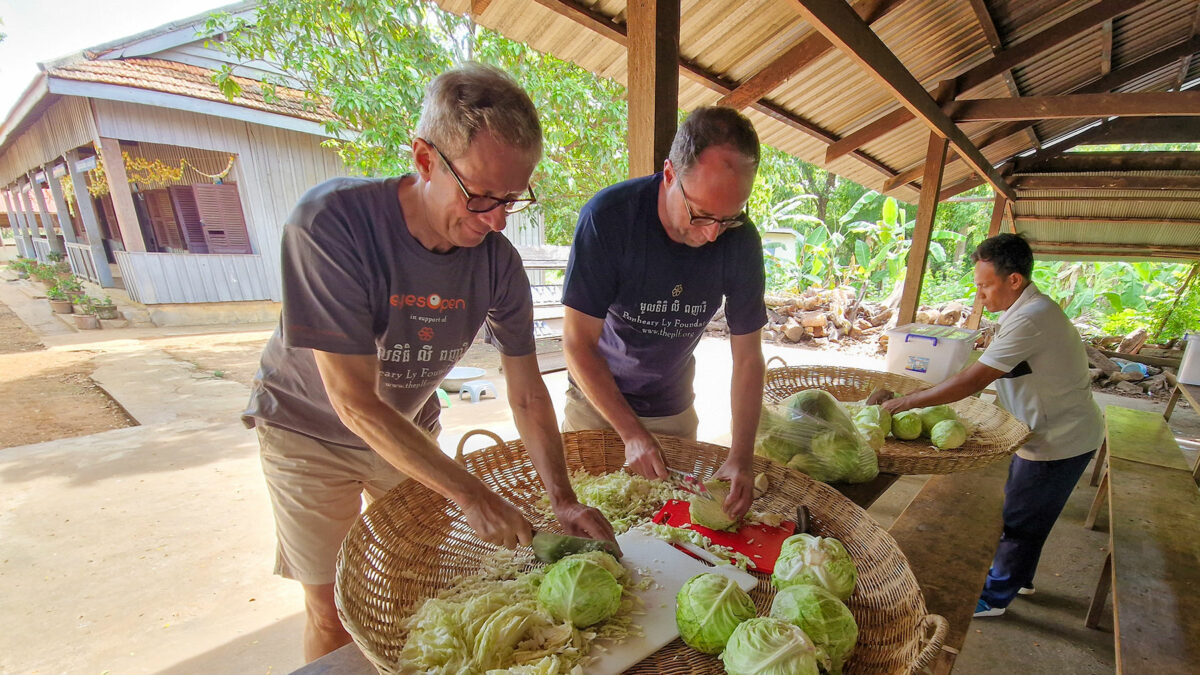 Mahlzeiten ermöglichen den Schulbesuch - NGO in Kambodscha