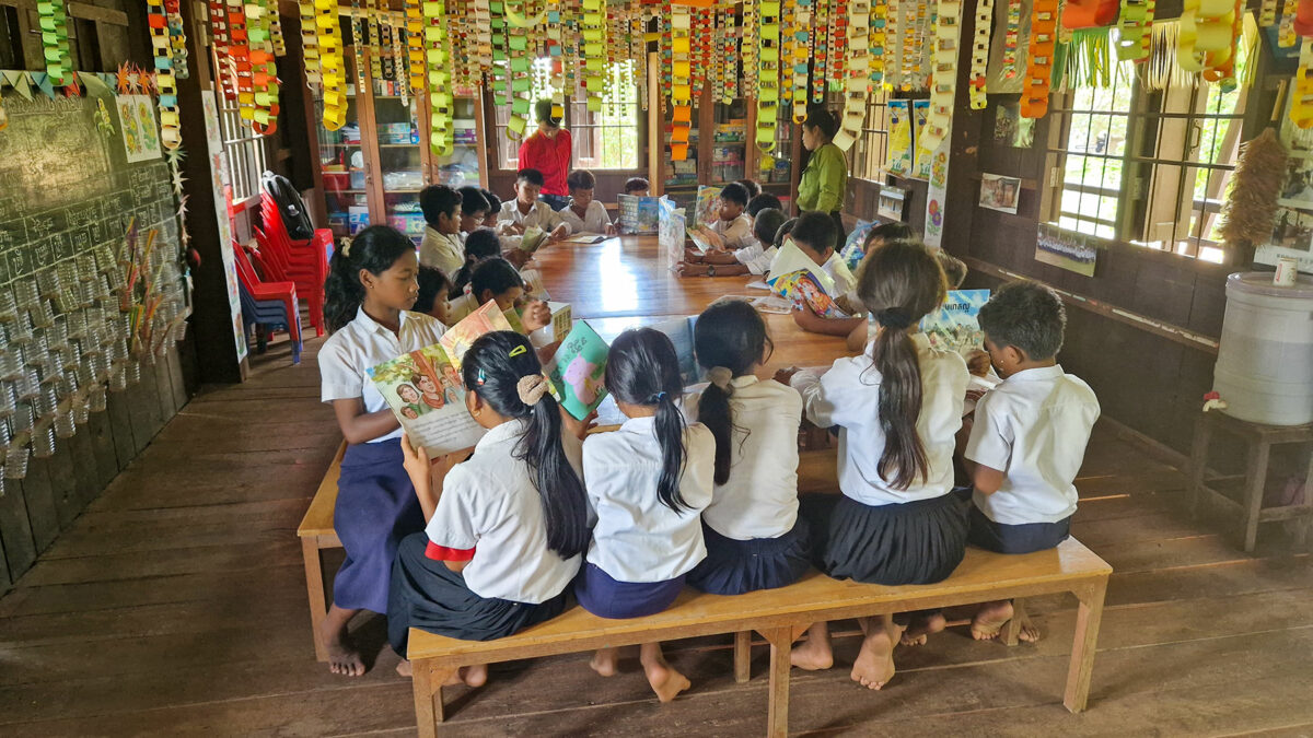 NGO Kambodscha - Kinder lesen in der Bücherei