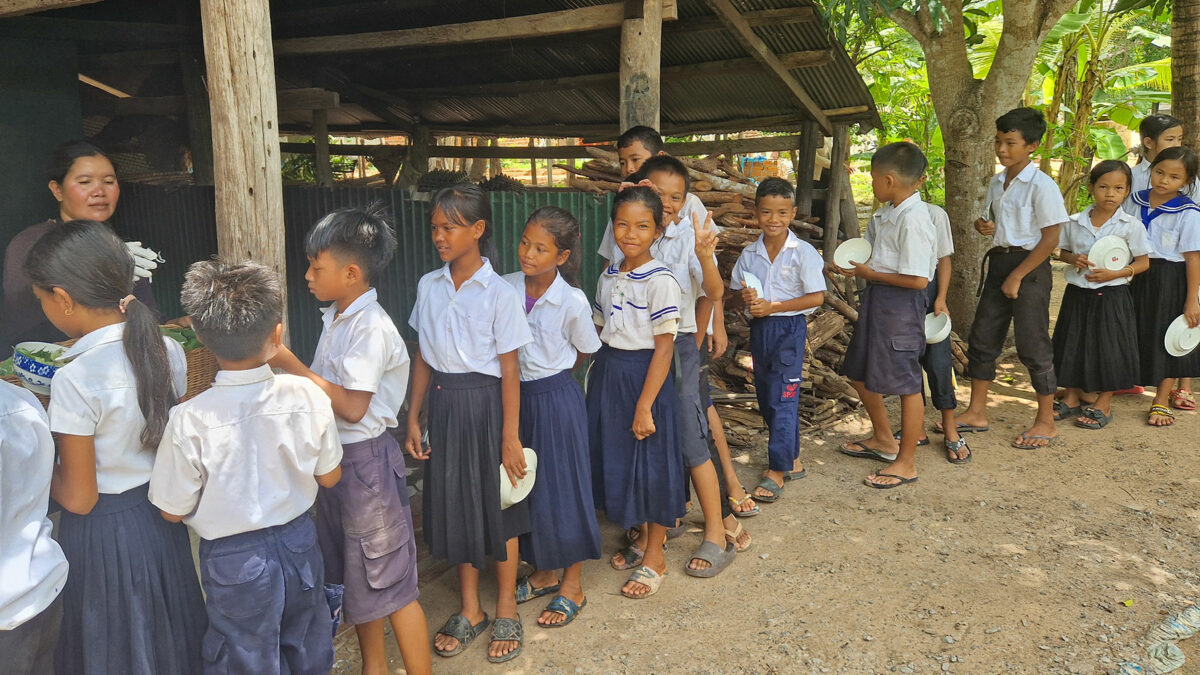 Mahlzeiten ermöglichen den Schulbesuch - NGO in Kambodscha
